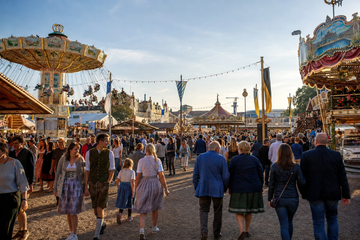 Historische Fahrgeschäfte, Festzelte und Besucher auf der Oidn Wiesn 2026 in München