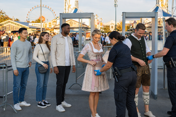 Besucher bei der Sicherheitskontrolle am Eingang des Oktoberfests 2026 in München