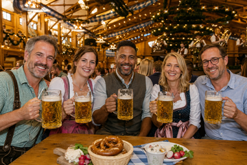 Freunde feiern gemeinsam in einem großen Oktoberfest-Festzelt 2026 in München