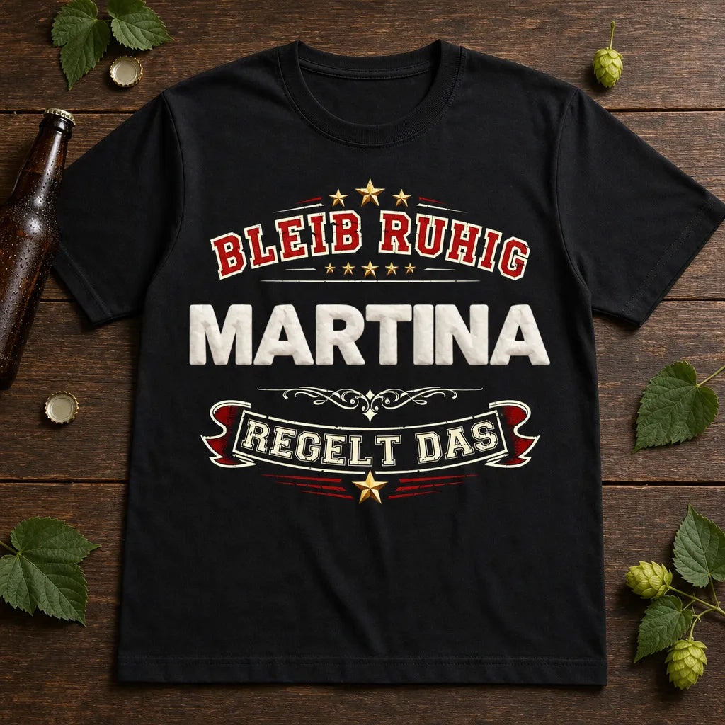 Personalisiertes Spruch T-Shirt mit Namen - Bleib ruhig, sie regelt das