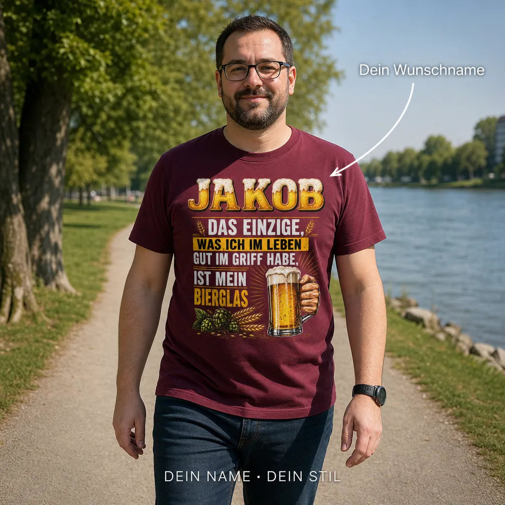 Personalisiertes Biergarten T-Shirt mit Namen - Was im Biergarten passiert