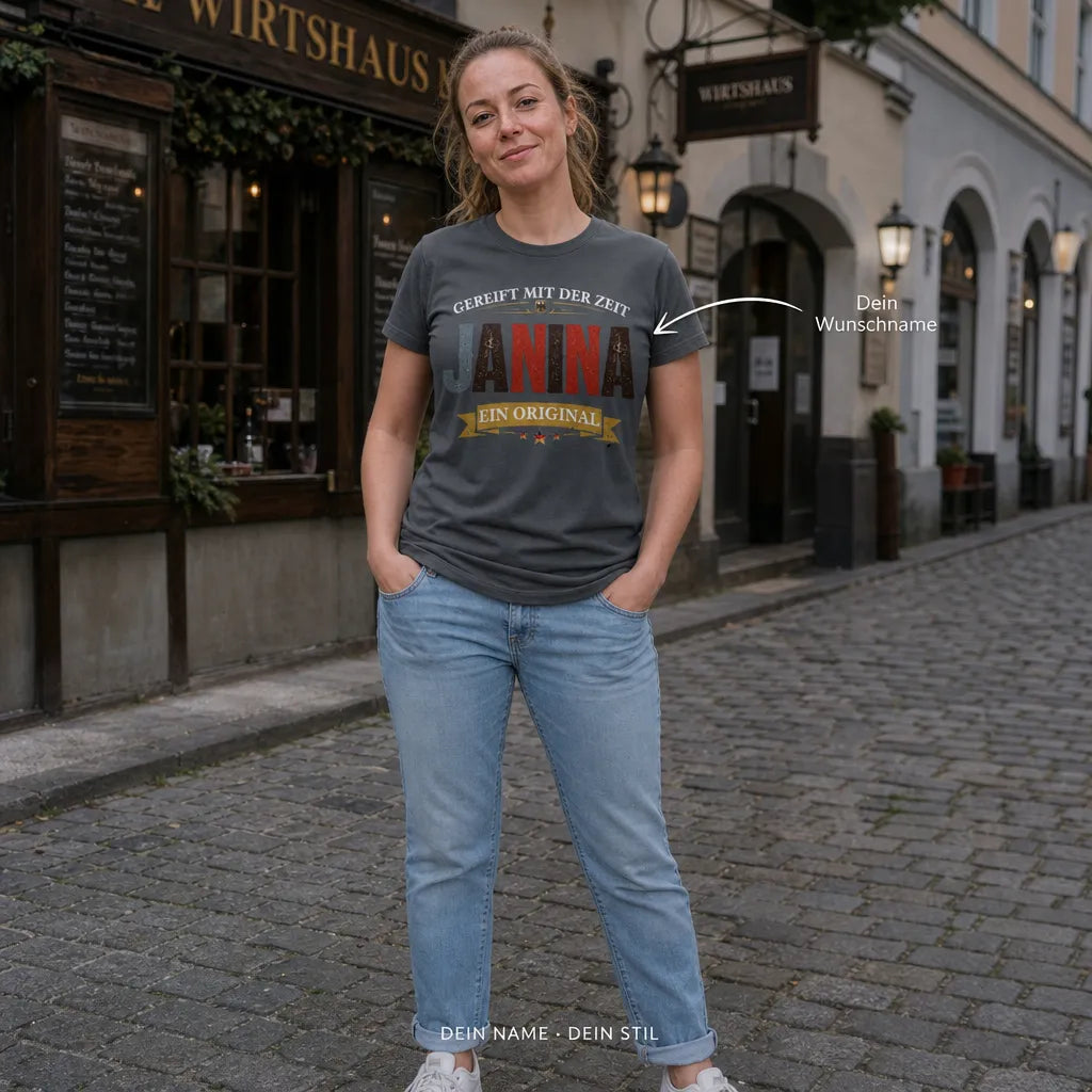 Personalisiertes Spruch T-Shirt mit Namen - Bleib ruhig, er regelt das
