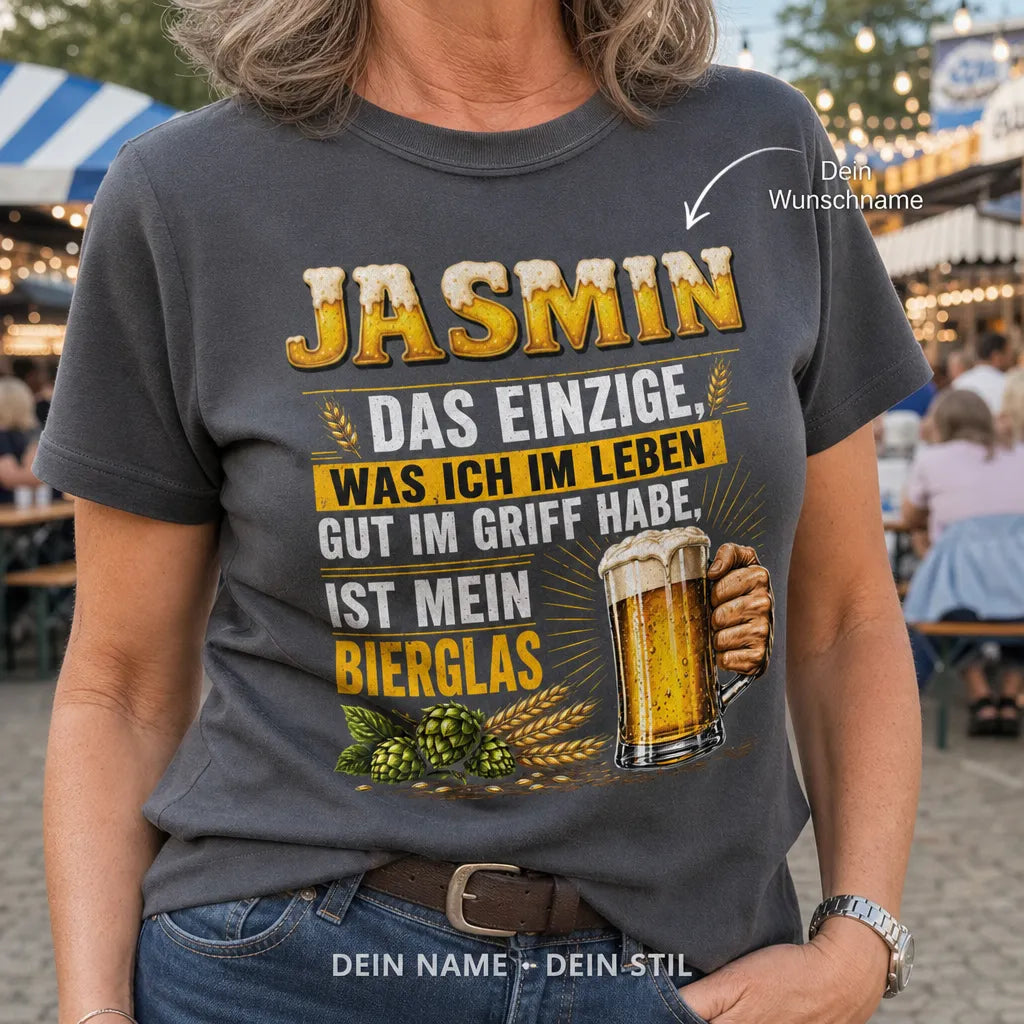 Personalisiertes Biergarten T-Shirt mit Namen - Was im Biergarten passiert