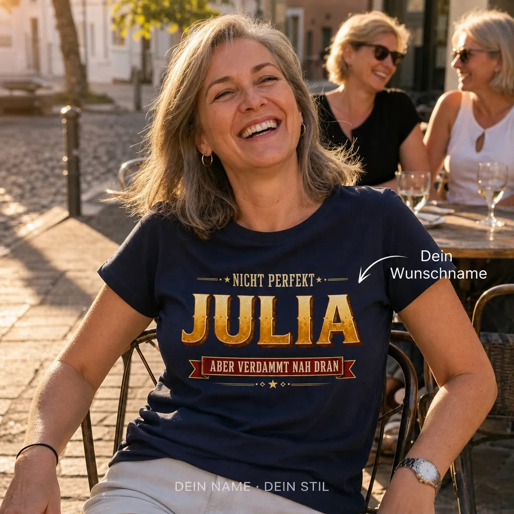 Personalisiertes Humor T-Shirt mit Namen - Aber verdammt nah dran