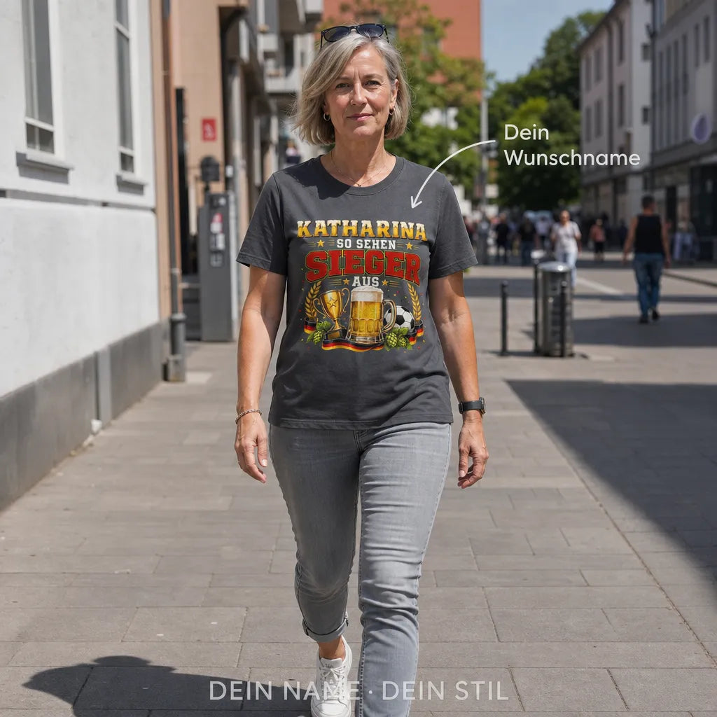 Personalisiertes Fußball Bier T-Shirt mit Namen - Deshalb bin ich hier