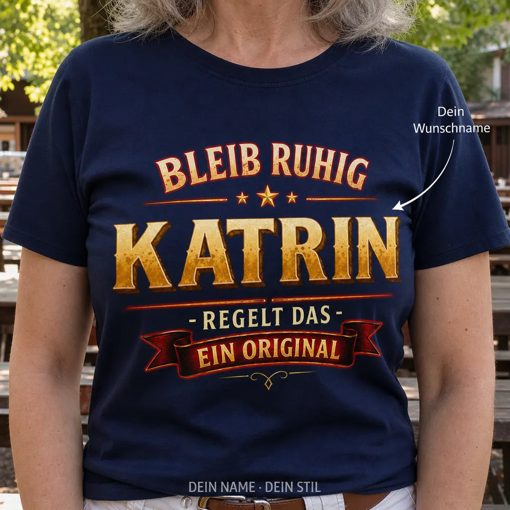 Personalisiertes Original T-Shirt mit Namen - Bleib ruhig, sie regelt das
