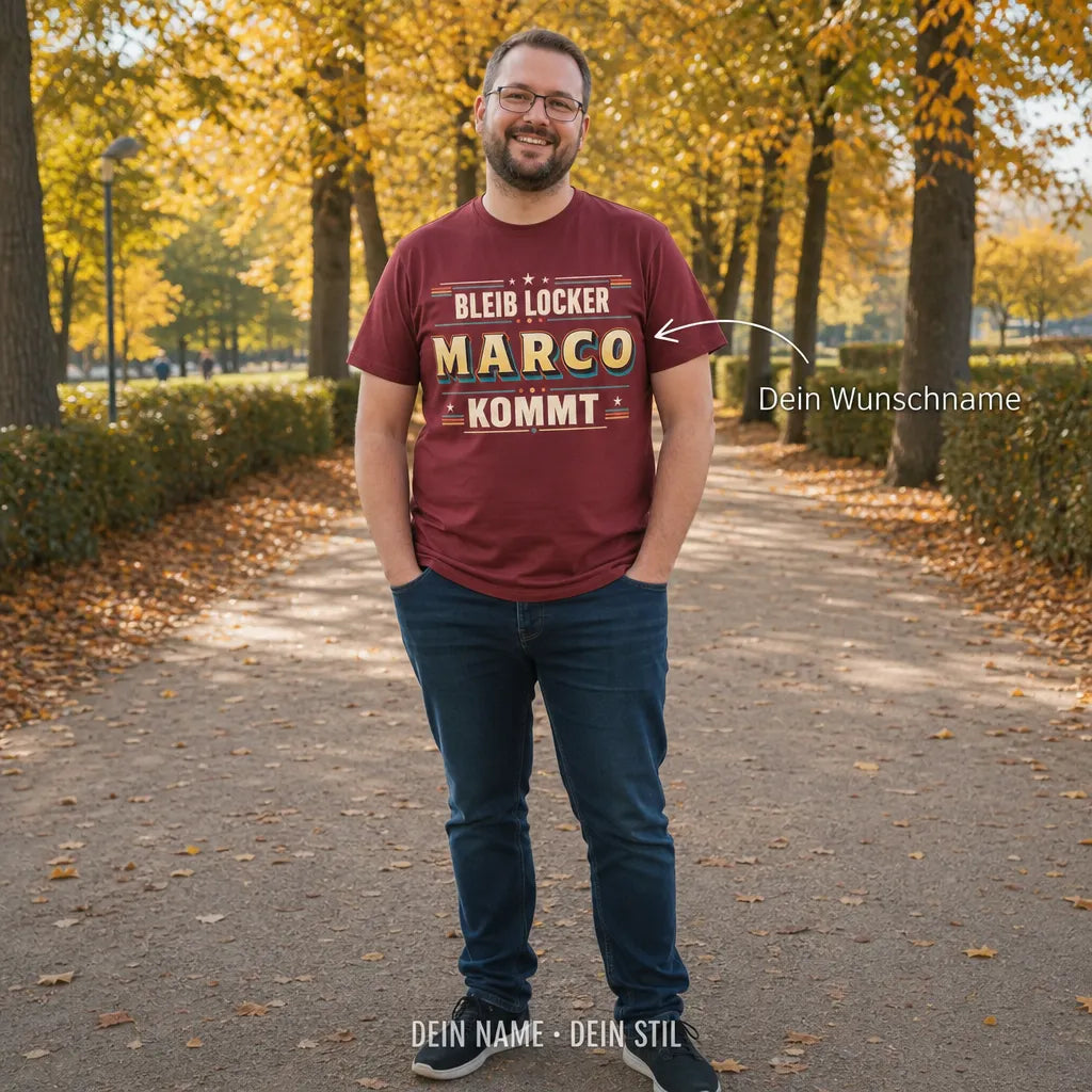 Personalisiertes Spruch T-Shirt mit Namen - Bleib Ruhig, sie regelt das