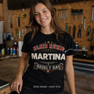 Personalisiertes Spruch T-Shirt mit Namen - Bleib ruhig, sie regelt das