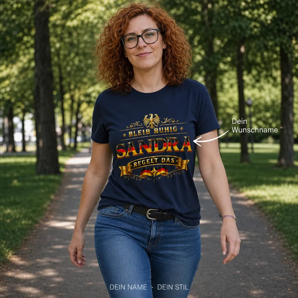 Personalisiertes Deutschland T-Shirt mit Namen - Bleib ruhig, sie regelt das