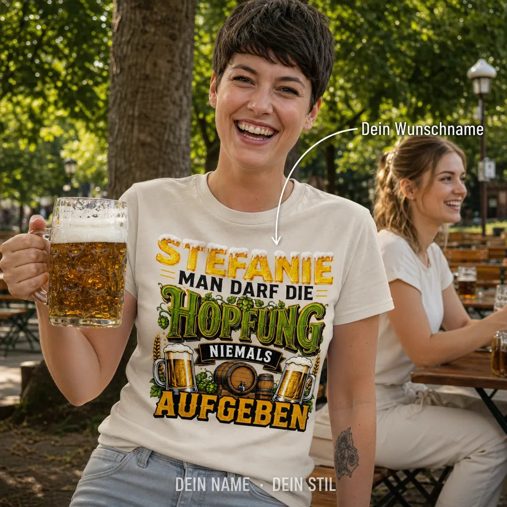 Personalisiertes Bier T-Shirt mit Namen - Hopfung niemals aufgeben