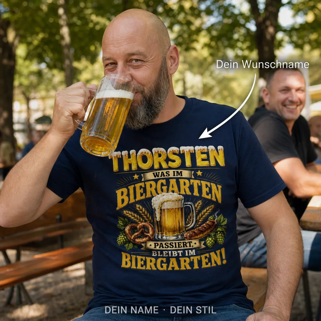 Personalisiertes Biergarten T-Shirt mit Namen - Was im Biergarten passiert